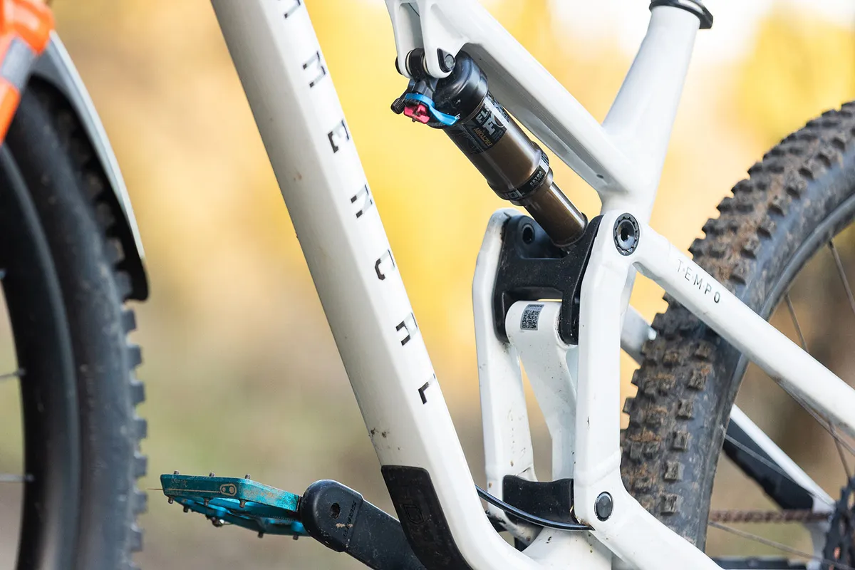 Linkage connecting the front and rear triangles on the Commencal T.E.M.P.O. LTD full suspension trail mountain bike