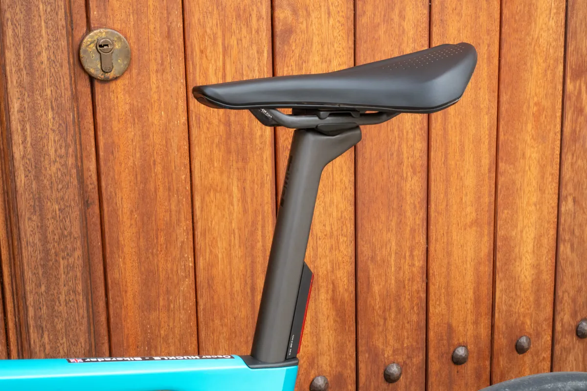 Fizik Argo Tempo R1 saddle on BMC D-shaped seatpost 