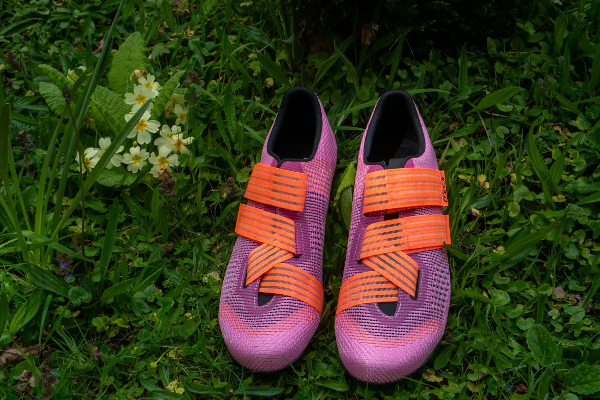 Fizik Vento Powerstrap Aeroweave shoes on a grassy background