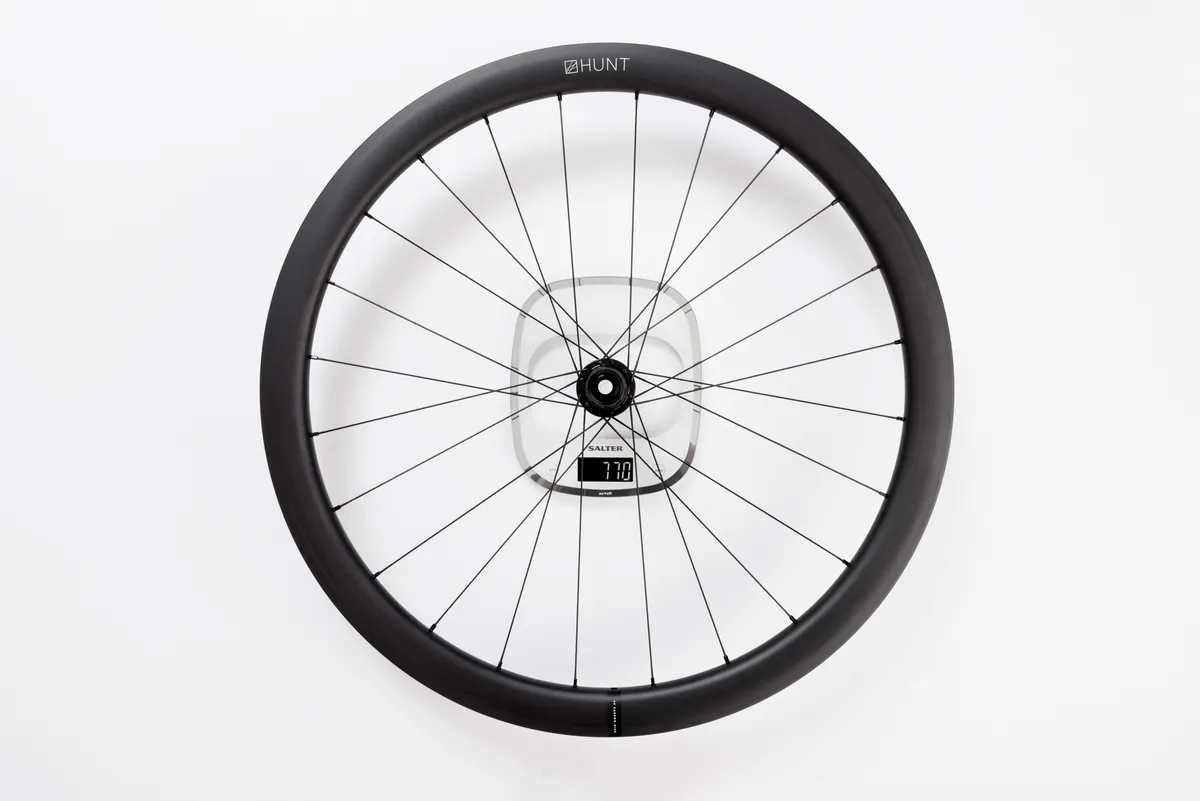 Hunt Carbon 40 Disc weight – image of wheels on scales