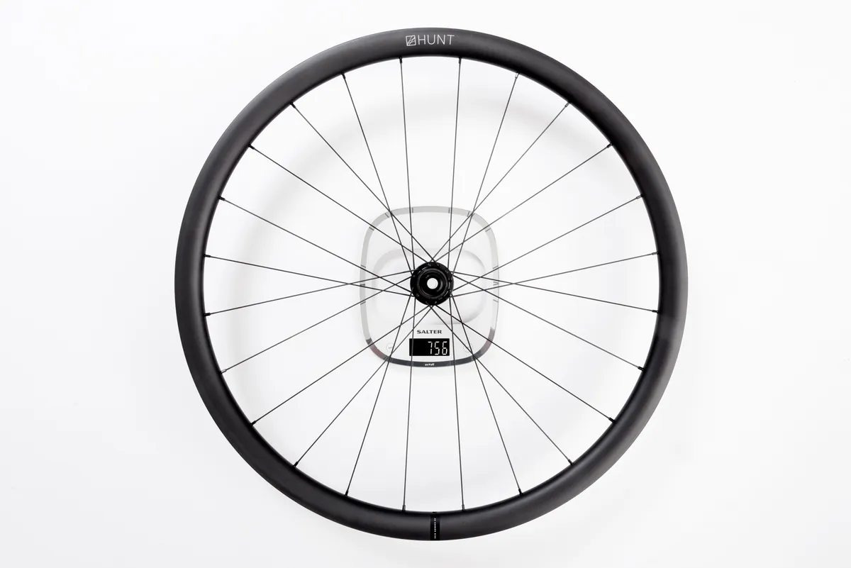 Hunt Carbon 30 Disc weight – image of wheels on scales