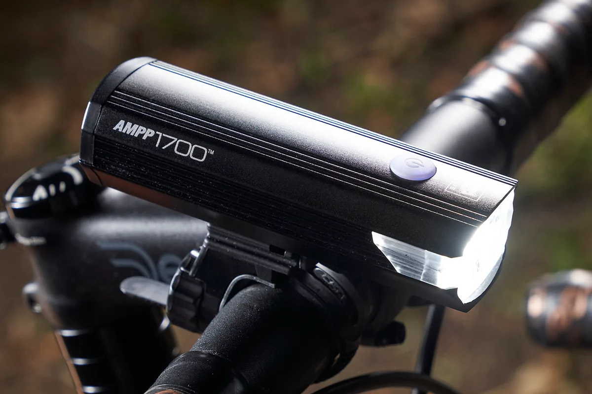 Cateye-AMPP-1700-light-01-1. 