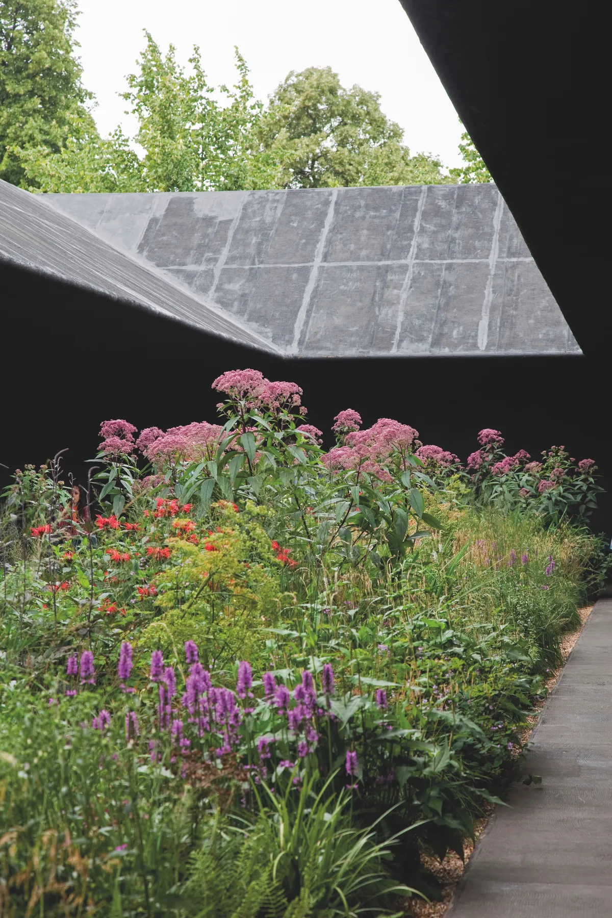 This planting by Piet Oudolf at the 2011 Serpentine Pavilion designed by Peter Zumthor showcases balance between distilled, angular, built forms and beautifully put together. chaotic and colourful nature.