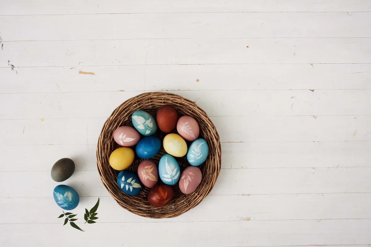 Make botanical patterns on eggs for Easter
