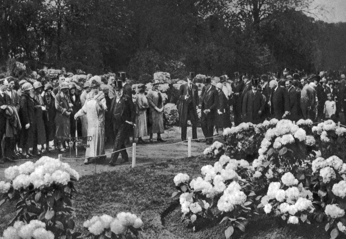 1926-1927: King George V and Queen Mary pay a visit to the annual spring flower show at Chelsea, London,