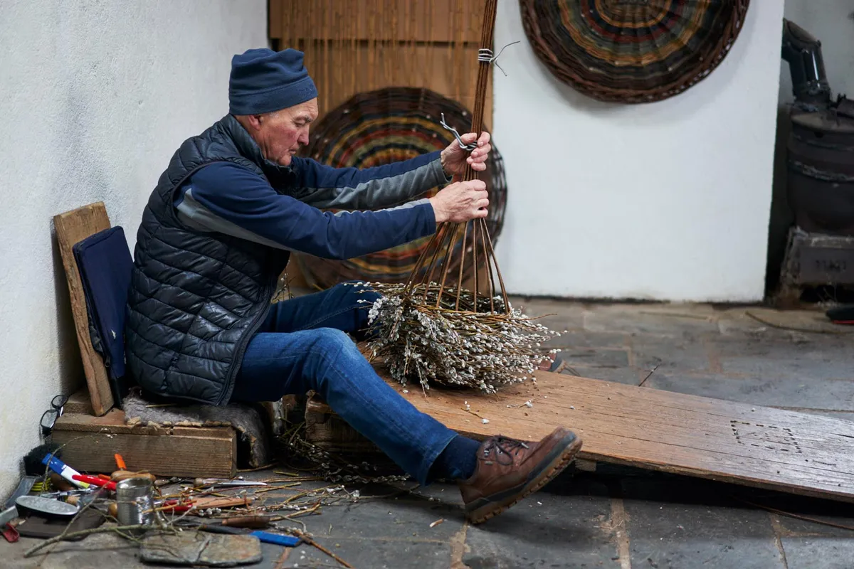 Joe Hogan weaving his baskets
