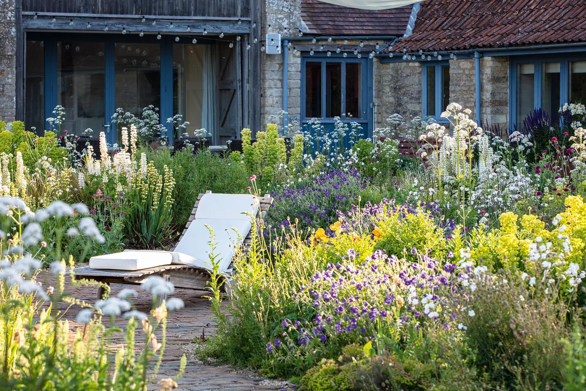 For James, plants fall into two camps, ‘architectural’ and ‘fluff’, the latter bringing romance and soul. The ‘fluff’ here is a mix of Geranium Rozanne (= ‘Gerwat’), Silene latifolia and Digitalis lutea in front of the lounger. A self-seeded poppy is a reminder of the garden’s past as a wildflower meadow.