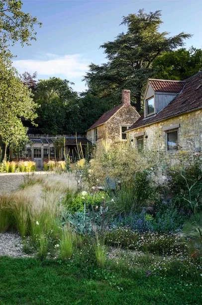 In the gravel garden at the side of the house, Jo has used a planting palette that complements the house’s Cotswold stone with grasses, such as Stipa tenuissima, and perennials including Verbascum bombyciferum ‘Polarsommer’ and oreganums. This sunny space also includes a greenhouse for propagating plants and a couple of raised beds for vegetables.