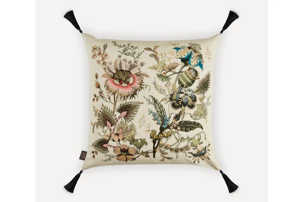 Flowery cushion with tassels