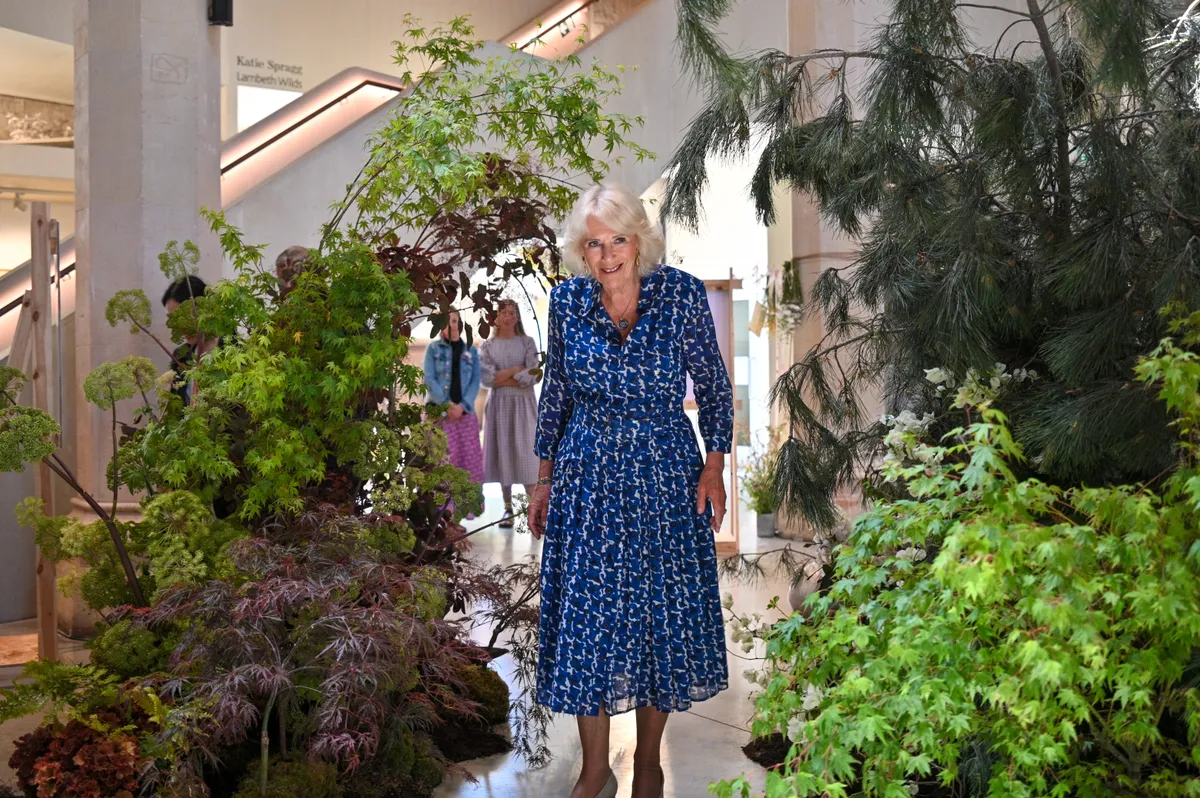 Her Majesty views Yinari_s installation at British Flowers Week, photo by Graham Lacdao
