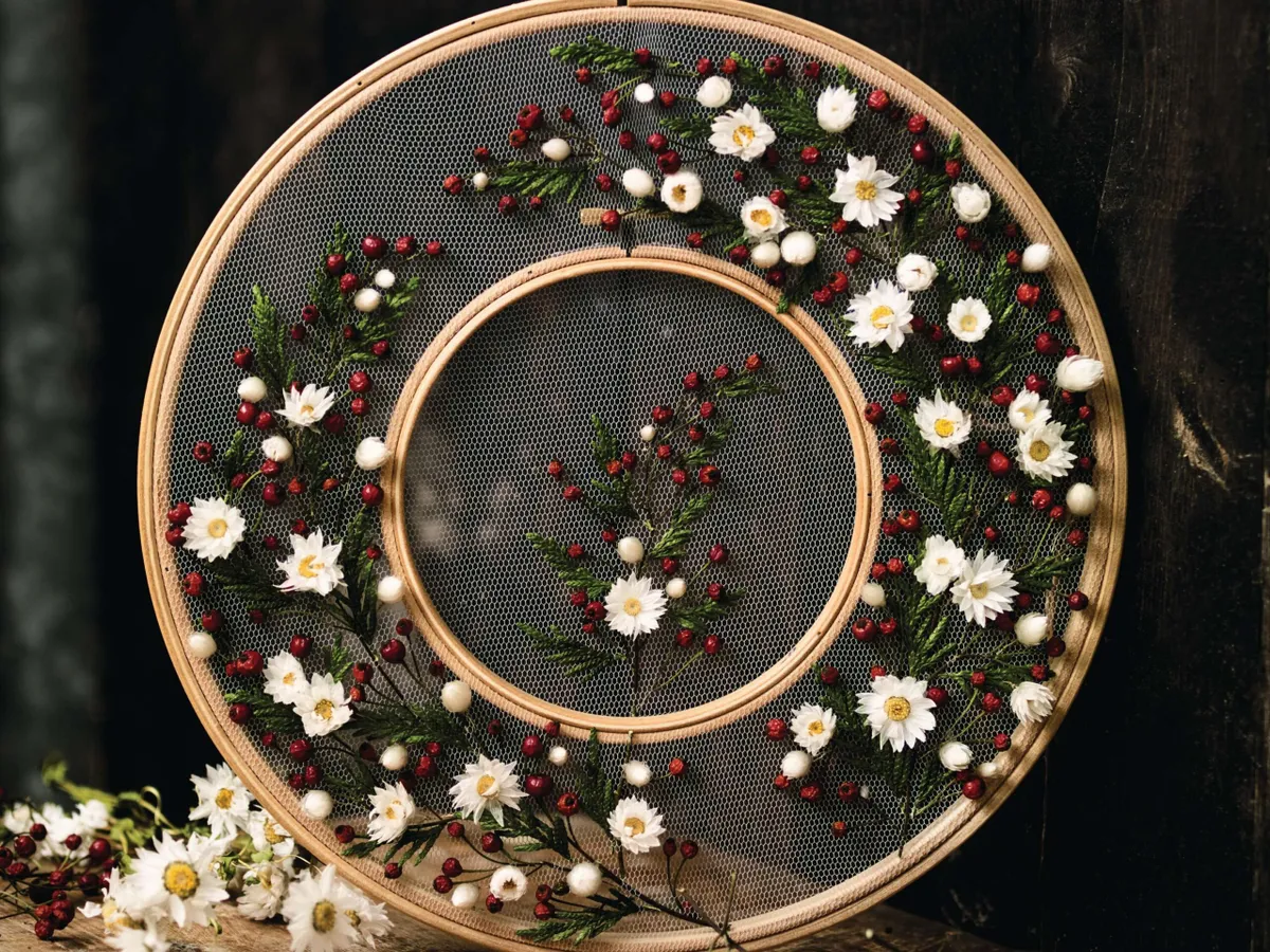 Festive wreath hoop