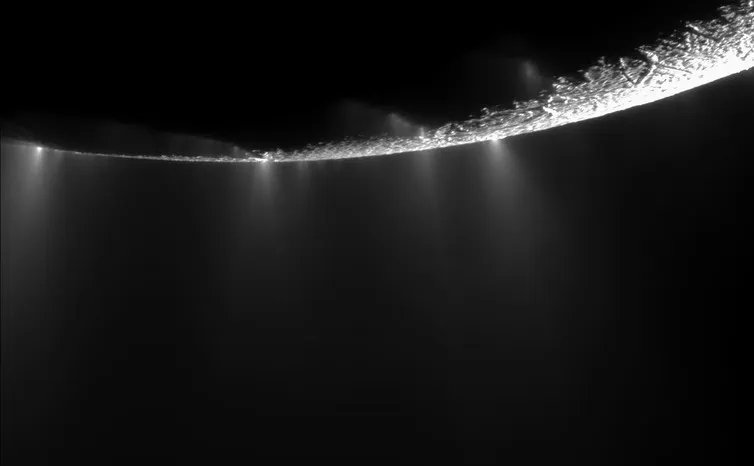 Jets erupting from cracks near the south pole of Enceladus © NASA/JPL-Caltech/Space Science Institute