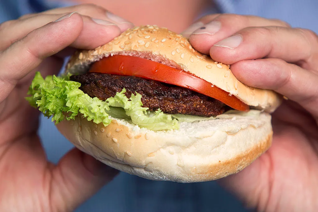 A beef burger created by stem cells harvested from a living cow © Simon Dawson/Bloomberg via Getty Images