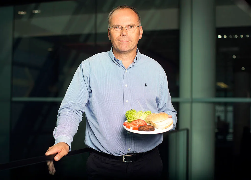 Dutch scientist Dr Mark Post with his lab-grown burger © Simon Dawson/Bloomberg via Getty Images
