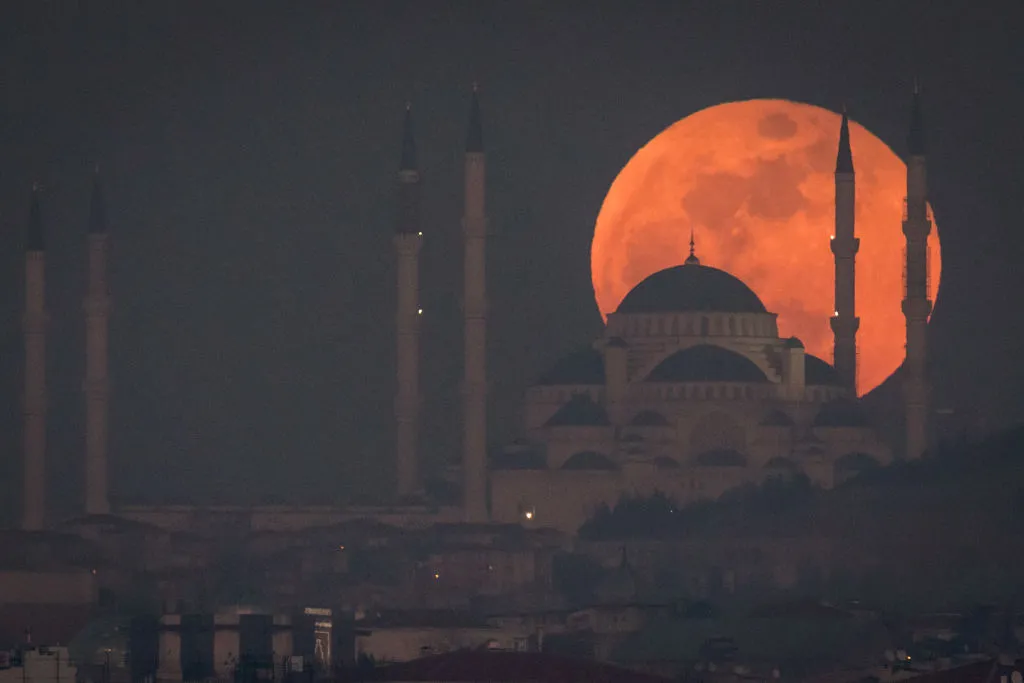 A Super Blue Blood Moon rises behind the Camlica Mosque on 31 January 2018 in Istanbul, Turkey © Chris McGrath/Getty Images