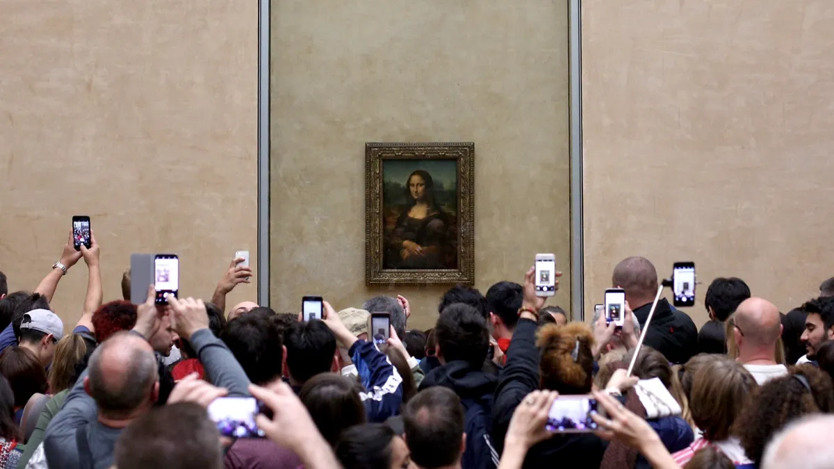 Visitors take pictures of the Mona Lisa by Leonardo Da Vinci, at the Louvre Museum in Paris © Pedro Fiúza/NurPhoto via Getty Images