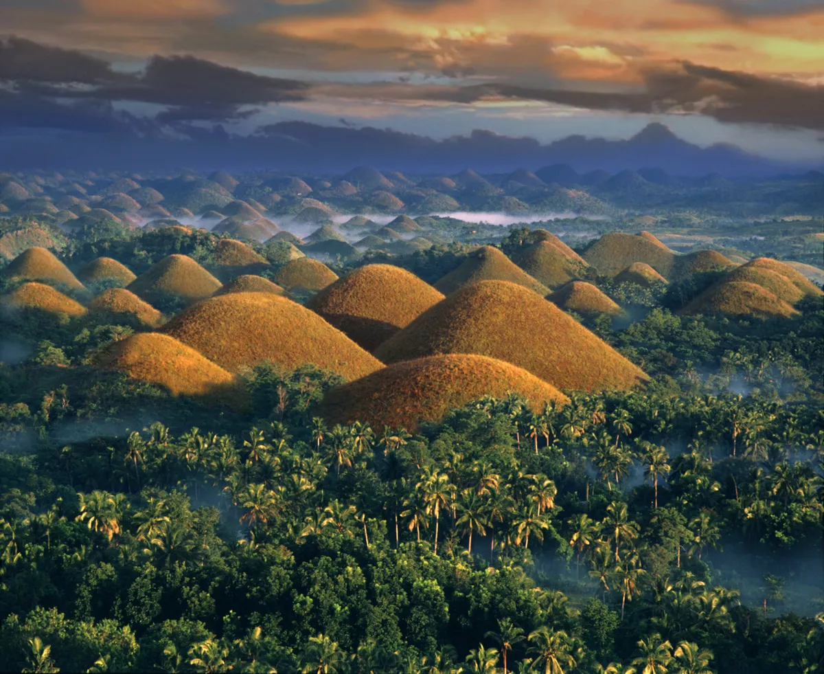 Philippines, Chocolate Hills at sunrise © Per-Andre Hoffmann/Getty Images