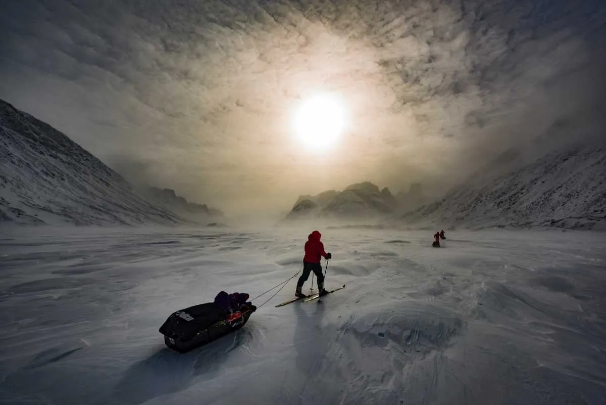 Expedition members ski the Akshayuk Pass, in Auyuittuq National Park on Baffin Island, Canada © Christopher Morris - Corbis/Getty Images