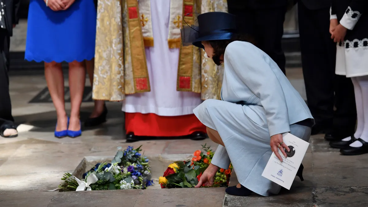 Jane Hawking, the first wife of Stephen Hawking, places flowers at the site of the his ashes © Ben Stansall - WPA Pool /Getty Images