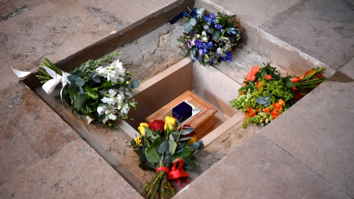 Flowers are placed alongside the ashes of British scientist Stephen Hawking at the site of interment in the nave of Westminster Abbey © Ben Stansall - WPA Pool /Getty Images