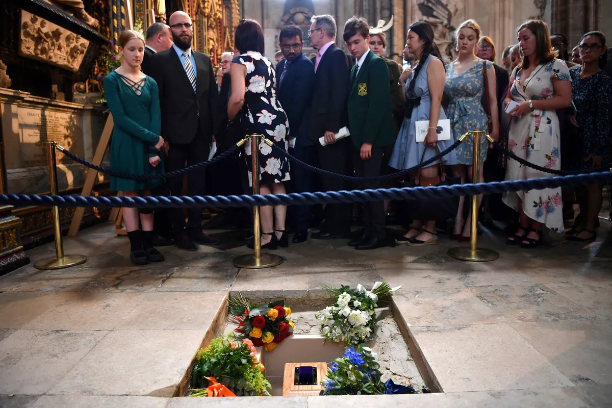 Members of the congregation file past the ashes of British scientist Stephen Hawking © Ben Stansall - WPA Pool /Getty Images