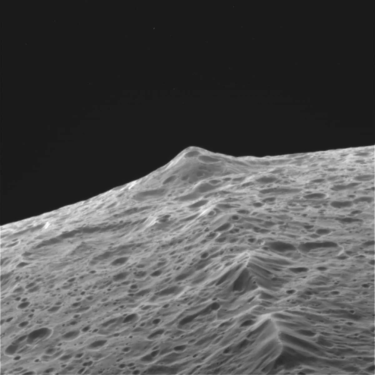 Iapetus' mountain range © NASA