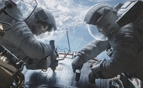 Sandra Bullock repairs the Hubble Telescope with George Clooney in Gravity © Warner Brothers