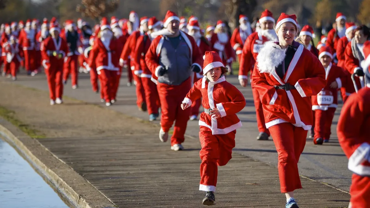 Helper Santas in training? © Tolga Akmen/Anadolu Agency/Getty Images