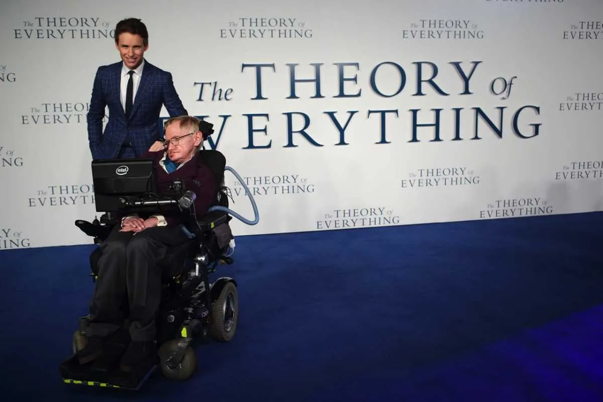 Eddie Redmayne and Stephen Hawking attend the UK Premiere of The Theory Of Everything © Mike Marsland/WireImage