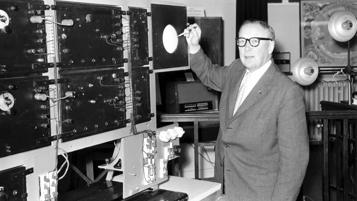 Sir Robert Alexander Watson-Watt with the apparatus he developed to detect reflected radio echoes from enemy aircraft (© SSPL/Getty Images)