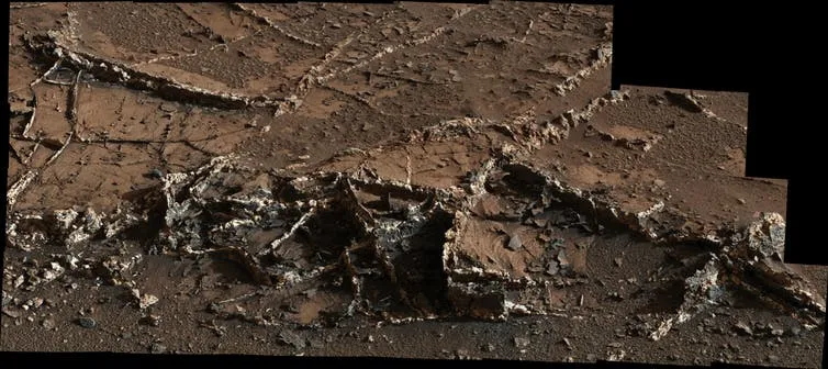 Mineral veins on Mars seen by Curiosity © NASA/JPL-Caltech/MSSS