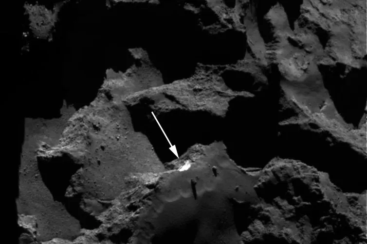 The white arrow shows the Aswan cliff with water ice exposed © ESA/Rosetta/MPS for OSIRIS Team MPS/UPD/LAM/IAA/SSO/INTA/UPM/DASP/IDA