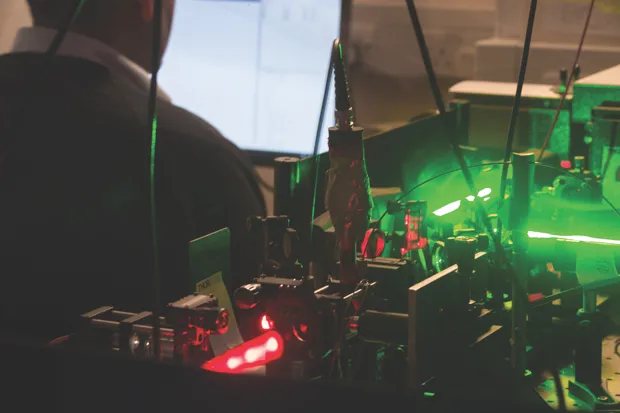 A quantum optics setup at the University of Oxford with laser beams passing through a series of elements © David Fisher/Oxford Martin School