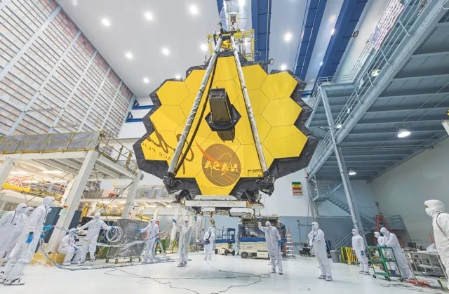 Engineers assemble the primary mirror of the James Webb Space Telescope, due for launch in 2021 © NASA