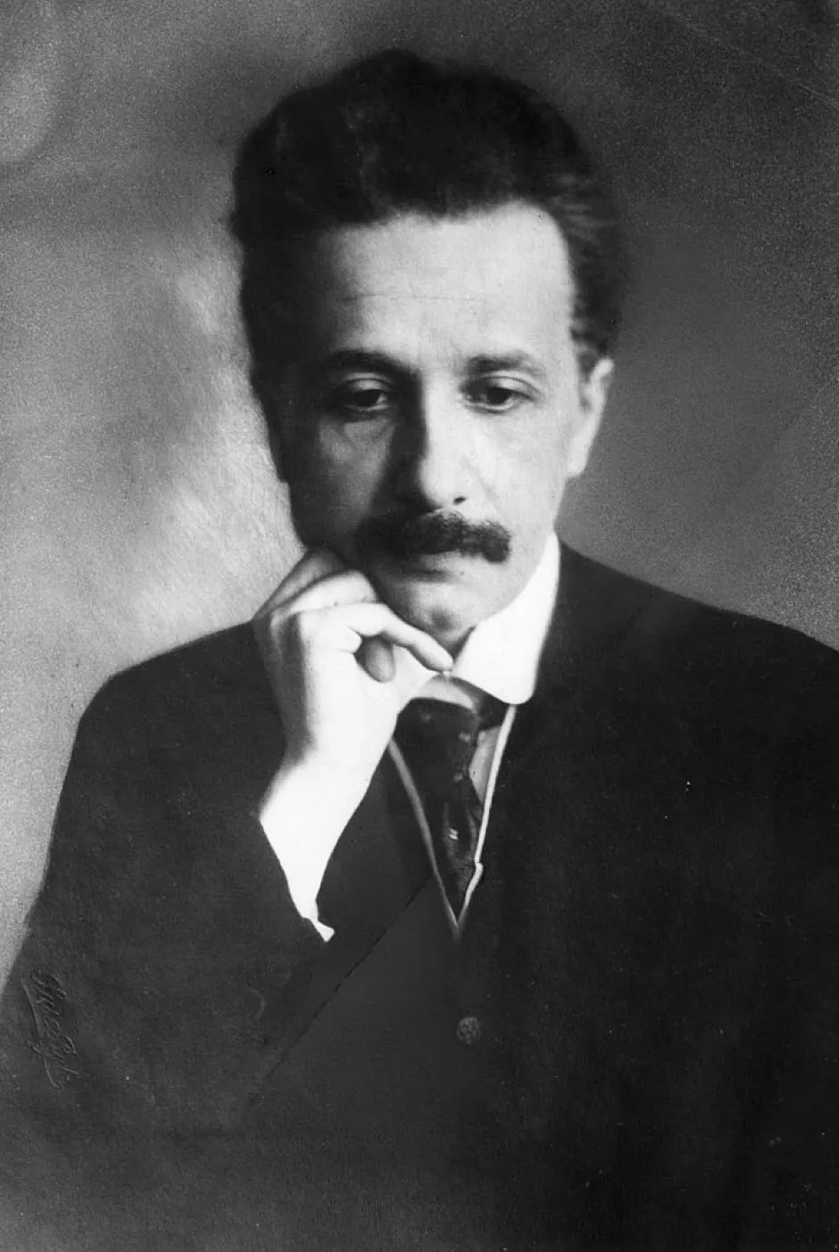 Albert Einstein (1879 - 1955), the German-Swiss-American mathematical atomic physicist and Nobel prizewinner, seen early in his career in a thoughtful pose. (Photo by Hulton Archive/Getty Images)