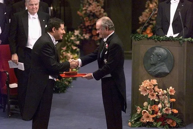 Professor Ahmed H. Zewail receives the Nobel Prize in chemistry from Swedish King Carl XVI Gustaf at the Concert Hall in Stockholm, Sweden, 1999 © Tobias Rostlund/AFP/Getty Images