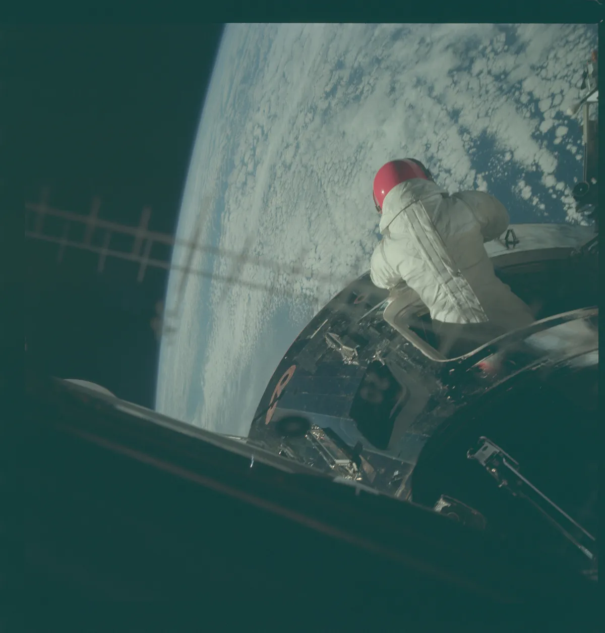 AS09-20-3079 - Apollo 9 Hasselblad image from film magazine 20/E - Earth orbit, EVA