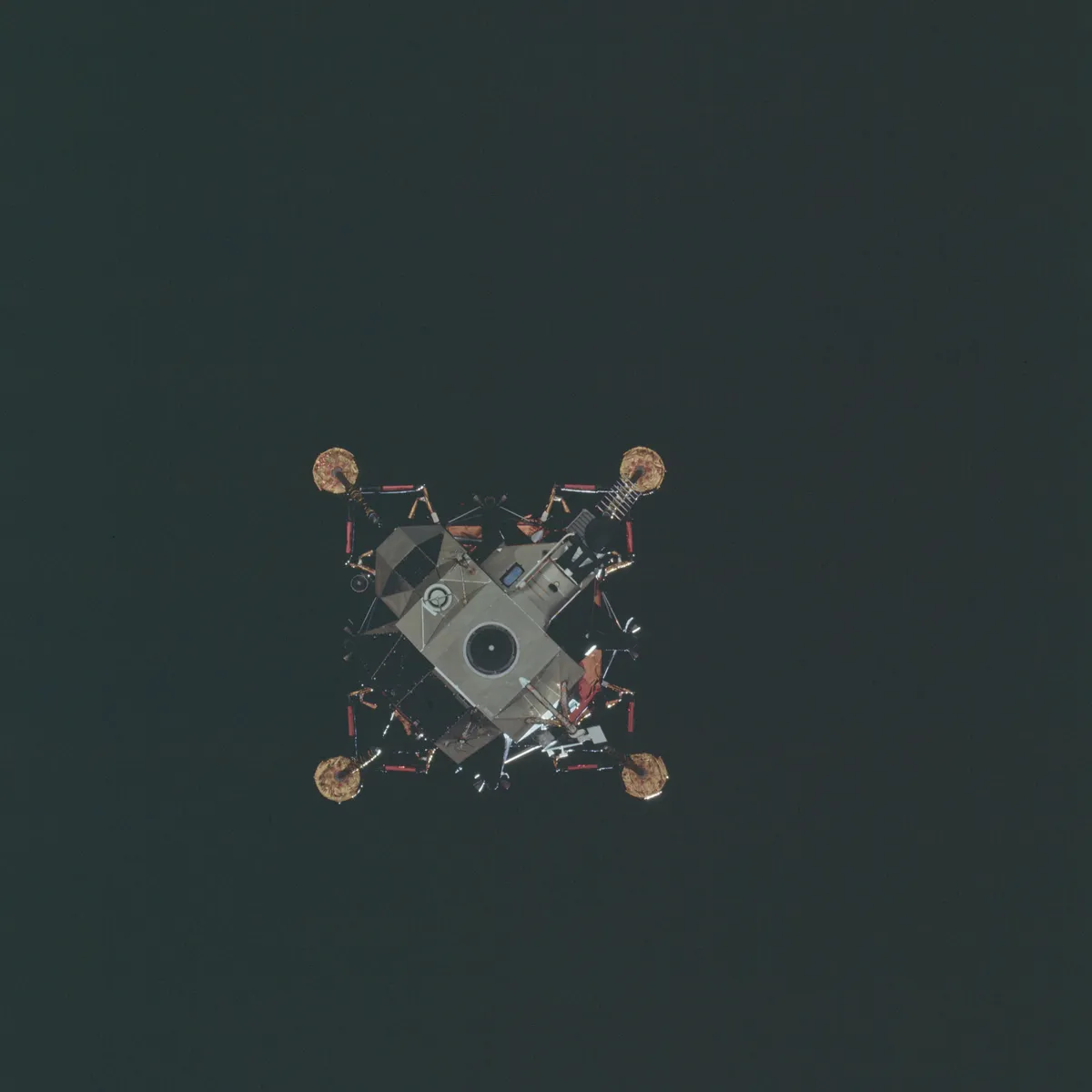 AS14-74-10206 Apollo 14 Hasselblad image from film magazine 74/N - LM inspection