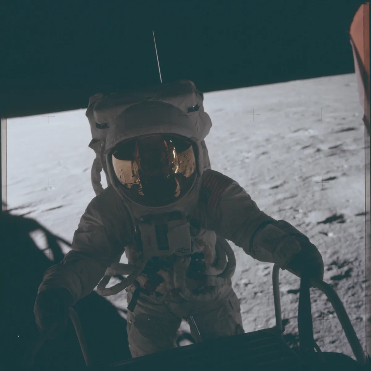 AS12-46-6718 - Apollo 12 Hasselblad image from film magazine 46/Y - EVA-1