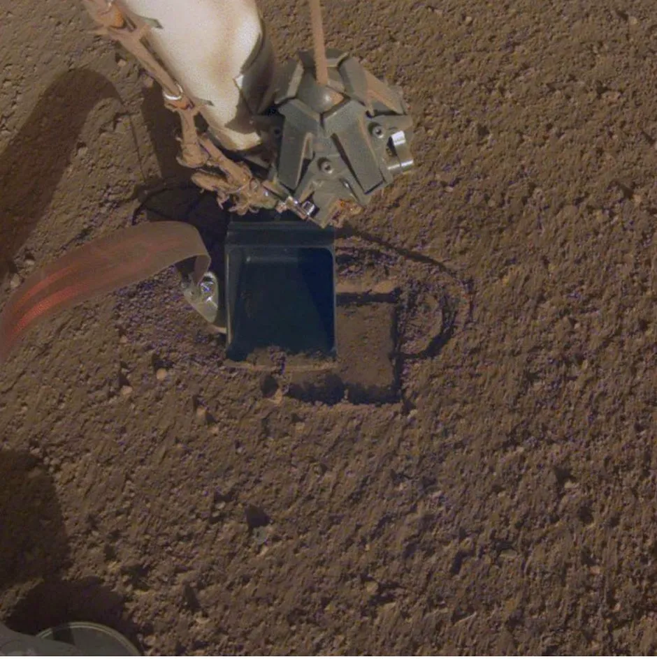 InSight digging again after 7-month delay © NASA/JPL-Caltech via AP