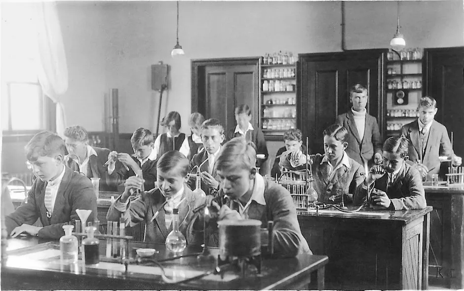 Dorothy and her friend Norah Pusey are just visible in the back row of the chemistry class at the Sir John Leman School © Elisabeth Crowfoot