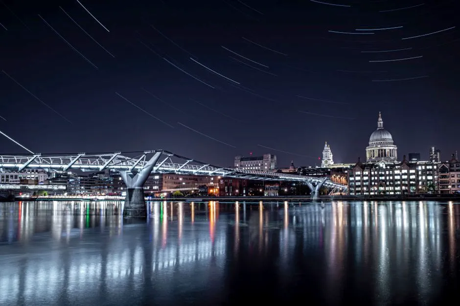How can I watch tonight's Lyrid meteor display? (The London Millennium Footbridge is illuminated under the stars on a clear night on 21 April 2020 in London, England © Simon Robling/Getty Images)