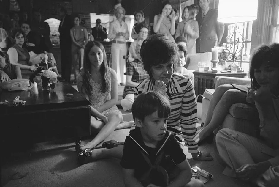Marilyn Lovell, with her children Jeffrey (in front), and Barbara (behind Marilyn) among unidentified family and friends, watch television at home during the Apollo 13 crisis, Houston, Texas, April 18, 1970. Astronaut Jim Lovell is commander of the Apollo 13 mission, which was been forced to abort its lunar landing after an onboard explosion © Bill Eppridge/The LIFE Picture Collection via Getty Images