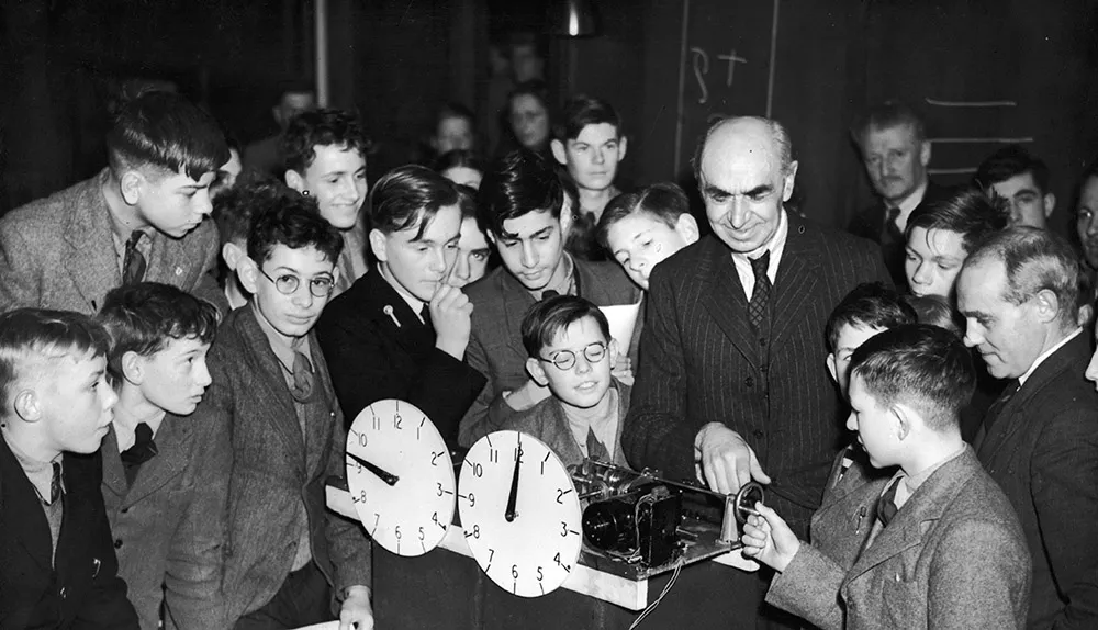 Frederic Bartlet shows a demonstration model to children at the Royal Institutionduring a presetation on Mind And Observation © Getty Images