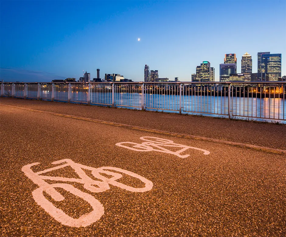 A bike path along the Thames © Getty Images
