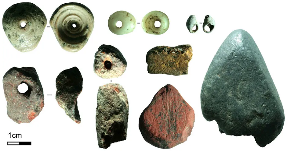 Manufactured beads and decorative ochre found at the site © Adapted from Langley et al., 2020
