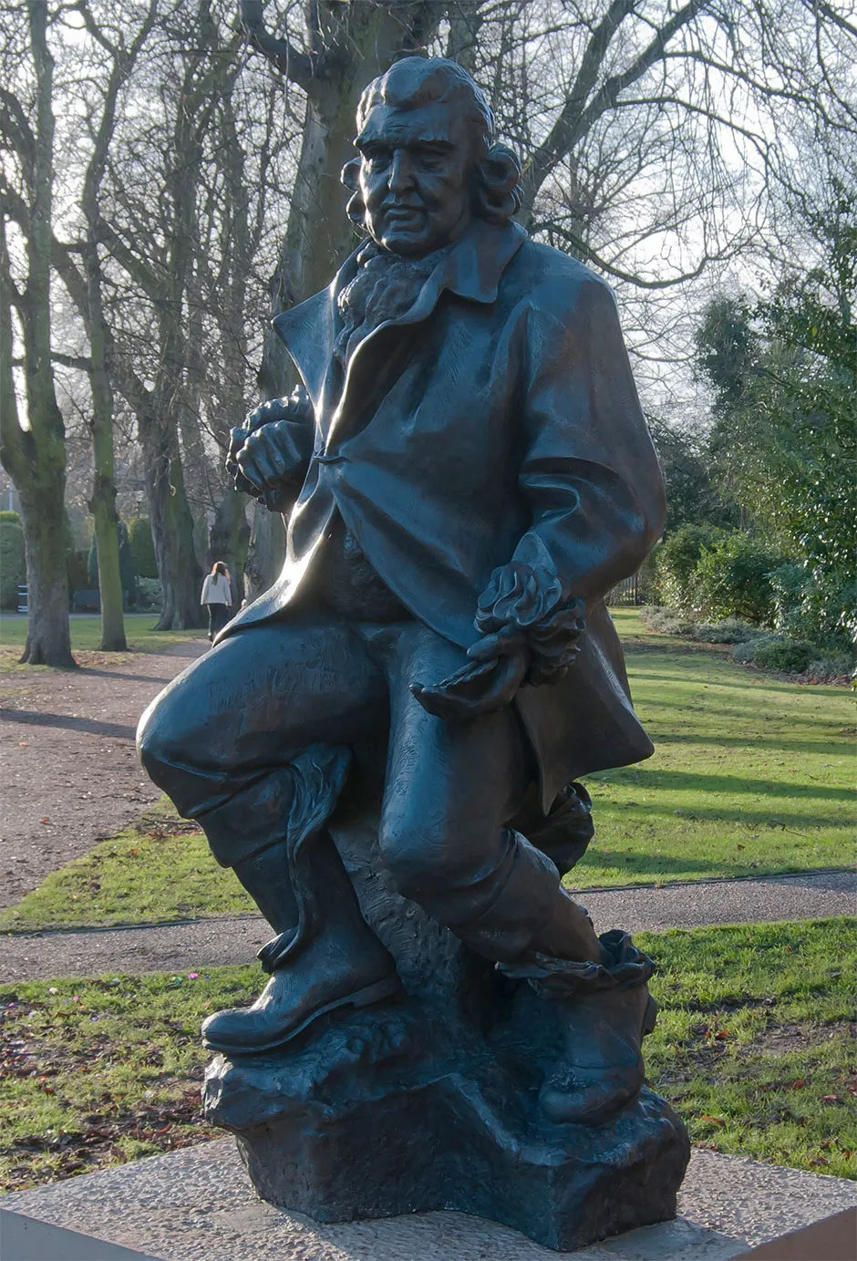 The statue of Erasmus Darwin in Beacon Park, Lichfield © Bs0u10e01 / CC BY-SA (https://creativecommons.org/licenses/by-sa/3.0)