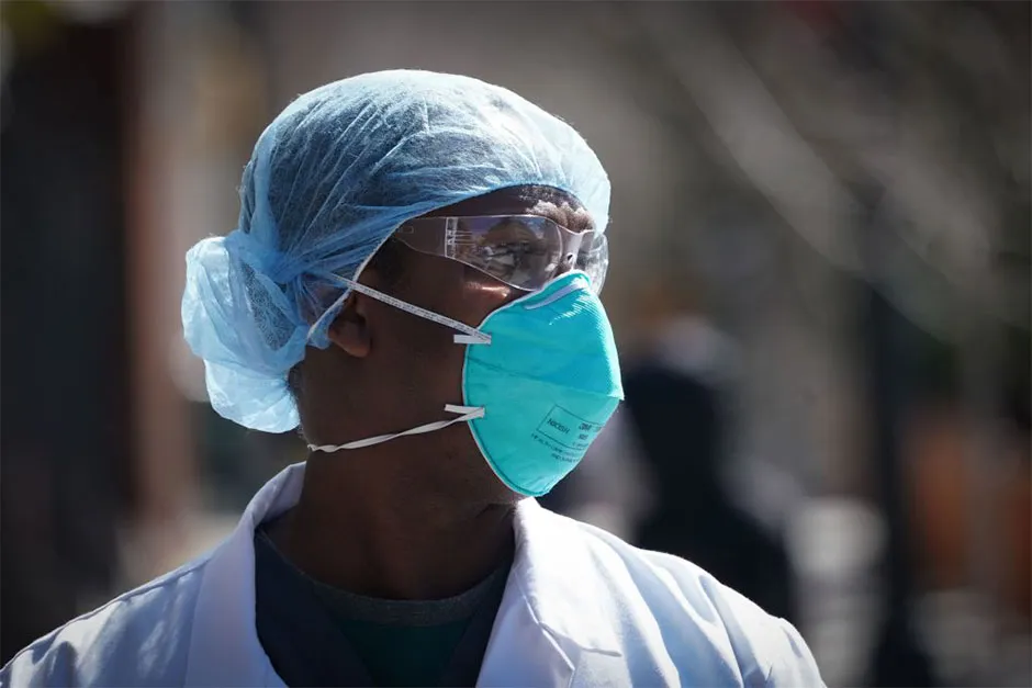 A member of medical staff wearing an N95 face mask © Getty Images