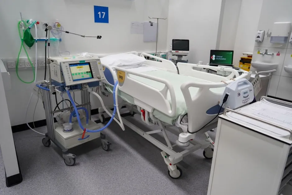 A bed surrounded by medical equipment and a ventilator (L) are ready in ICU ward 1 at the new NHS Nightingale North East hospital opened in response to the coronavirus pandemic on May 04, 2020 in Sunderland, United Kingdom © Ian Forsyth/Getty Images