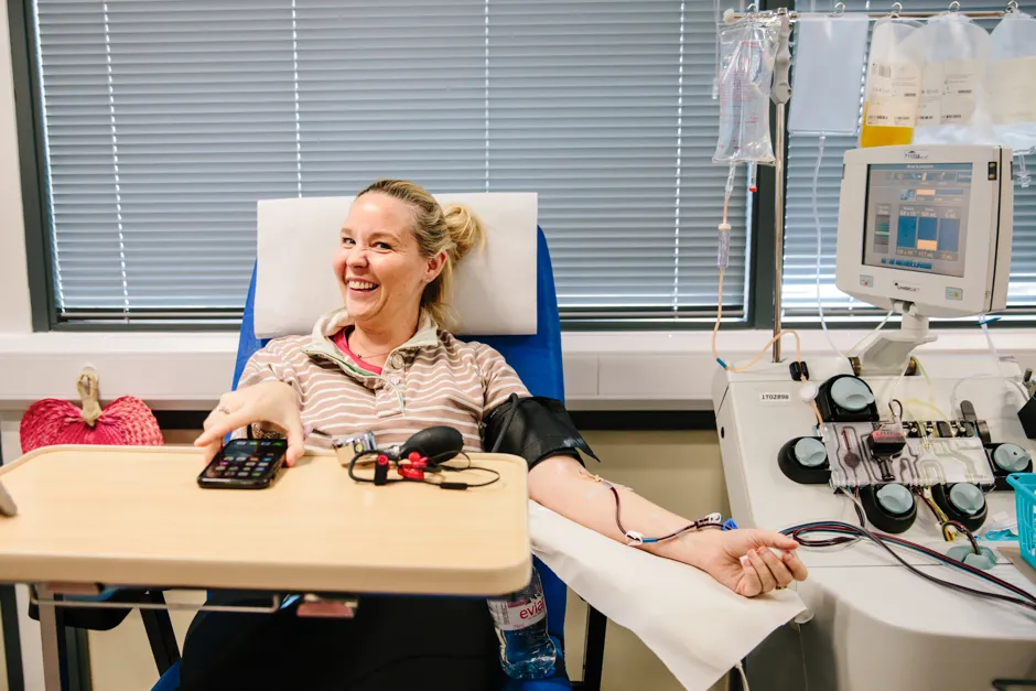 Recovered coronavirus patient Laura Martin donates convalescent plasma at Tooting Blood Donor Centre, London © Kirsty Hamilton/NHSBT/PA